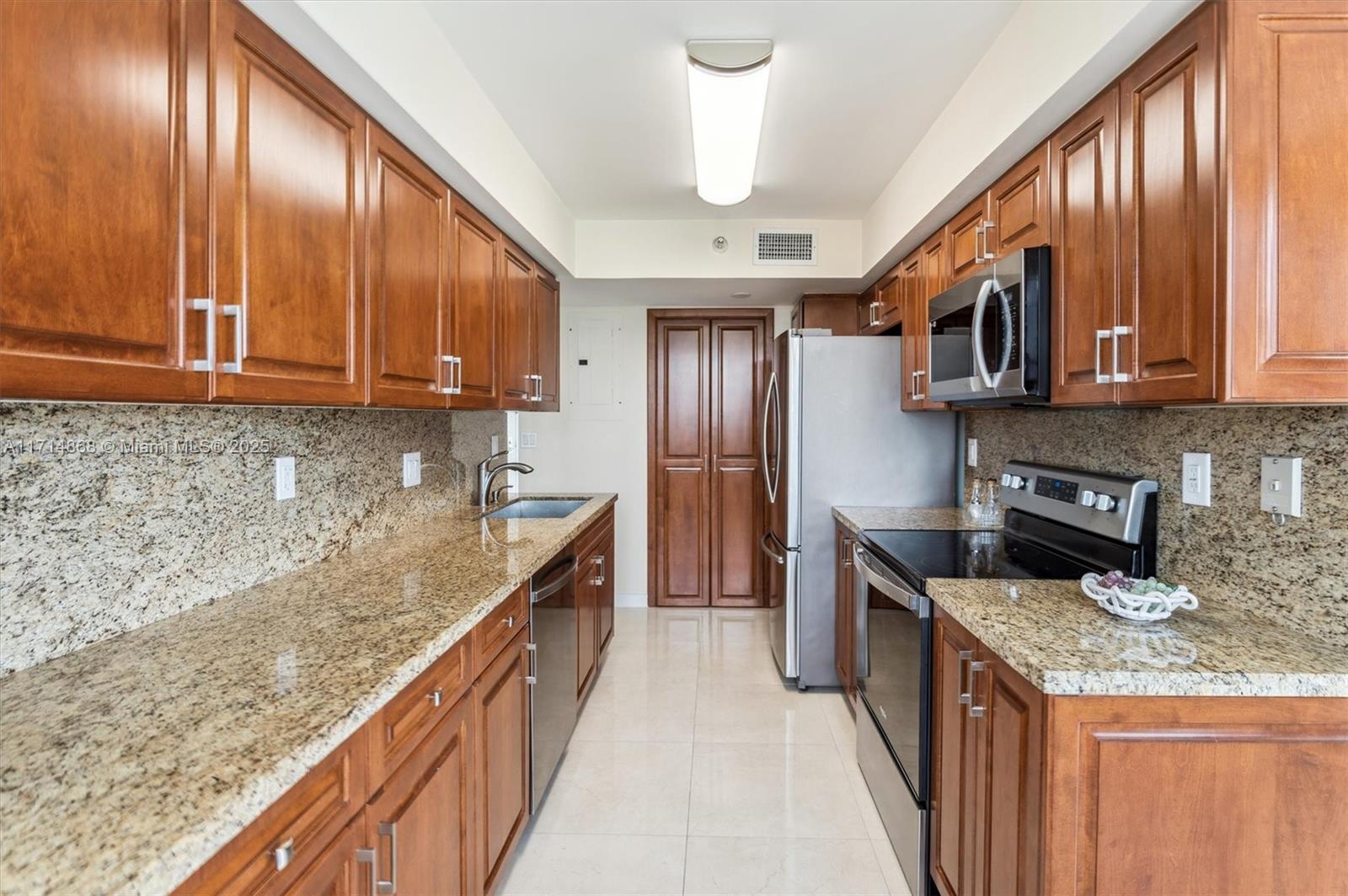 19101 Ne Mystic Pointe 805 Property Photo 5