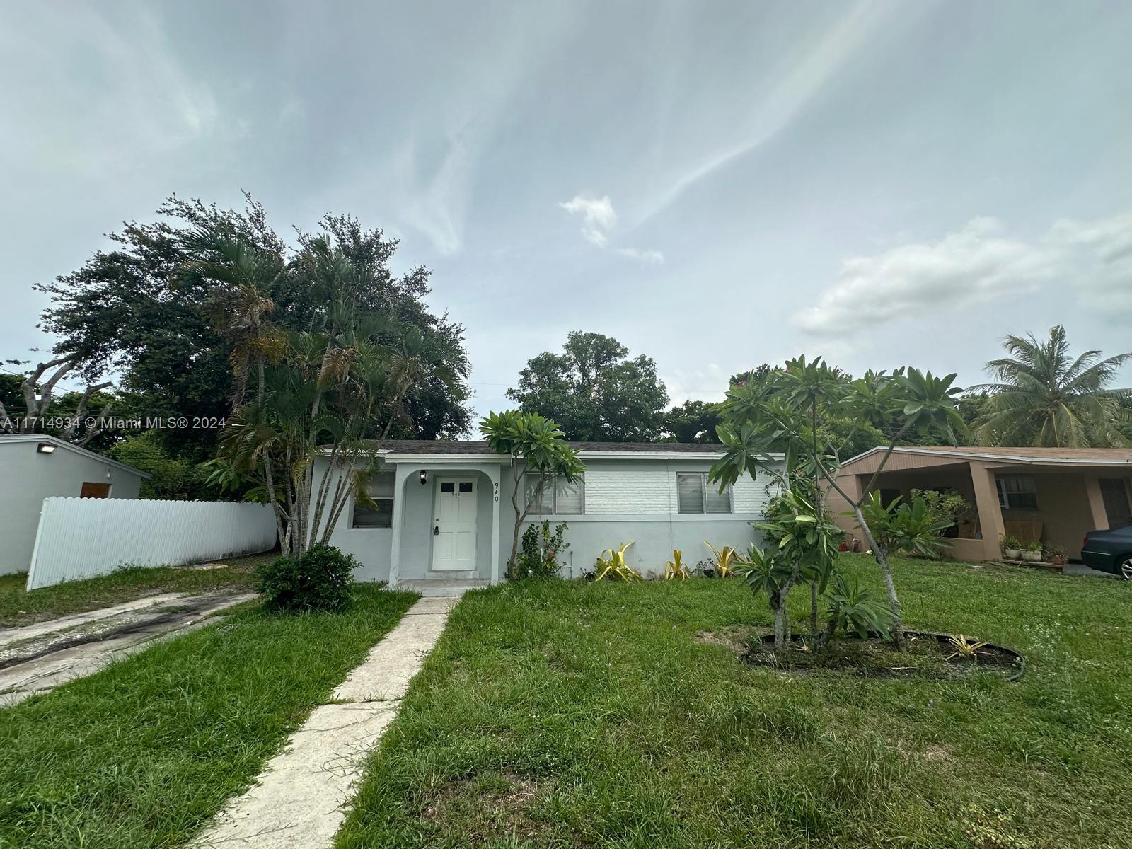 940 Nw 34th Way Property Photo 1