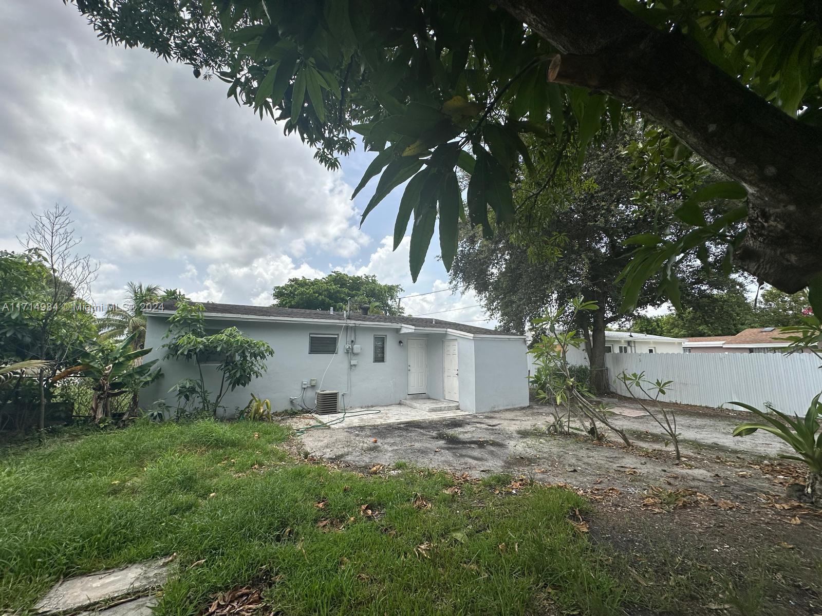 940 Nw 34th Way Property Photo 2