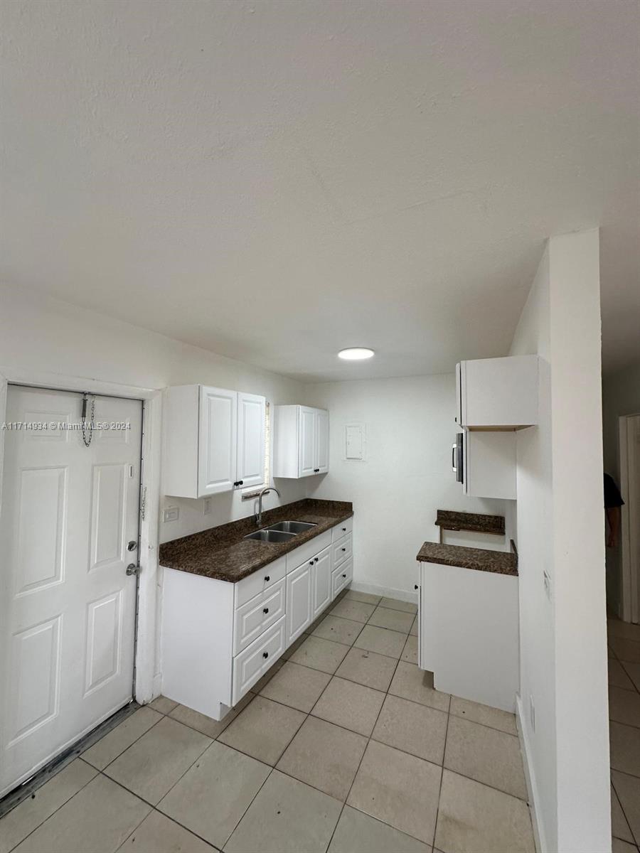 940 Nw 34th Way Property Photo 3