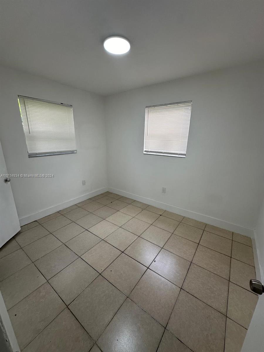 940 Nw 34th Way Property Photo 4