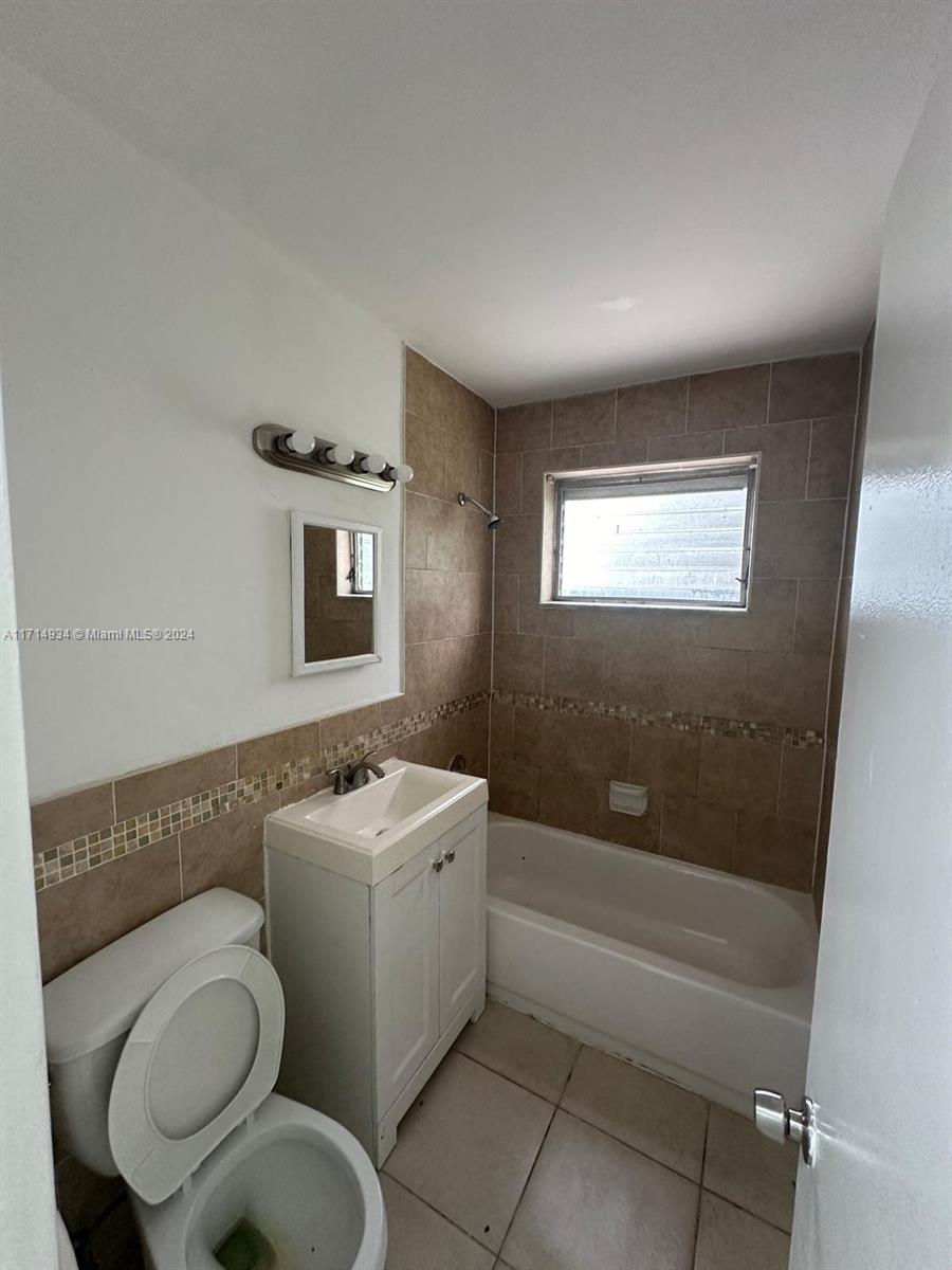 940 Nw 34th Way Property Photo 5