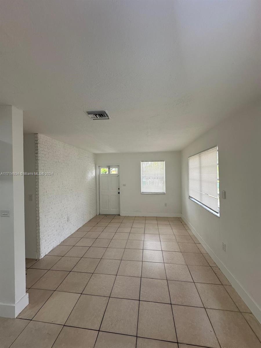 940 Nw 34th Way Property Photo 7