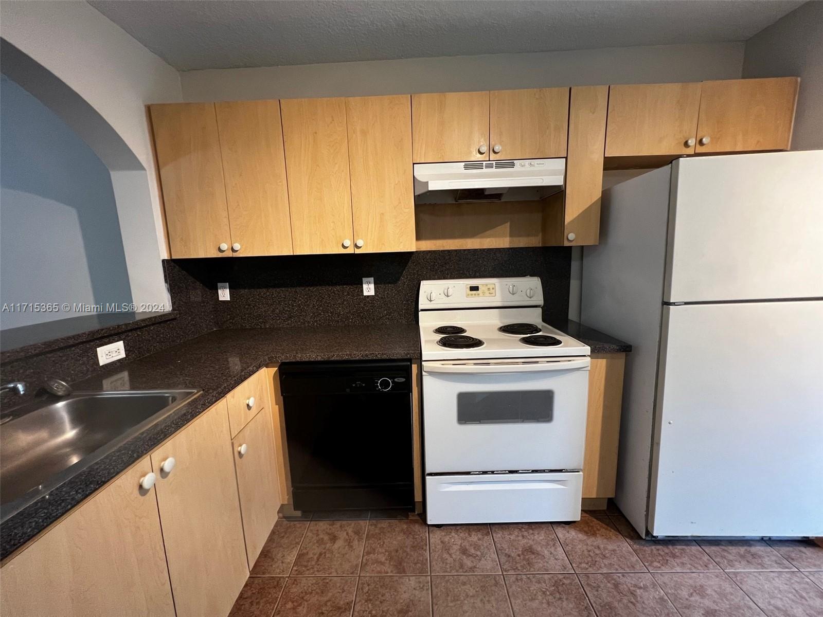 2911 13 Av 102 Property Photo 4