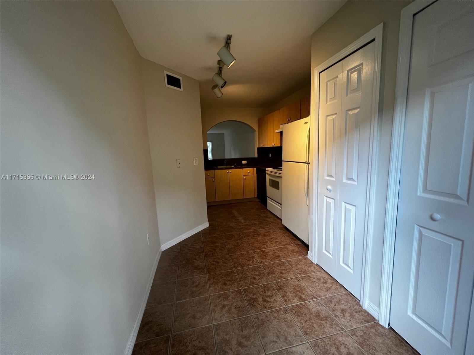 2911 13 Av 102 Property Photo 5