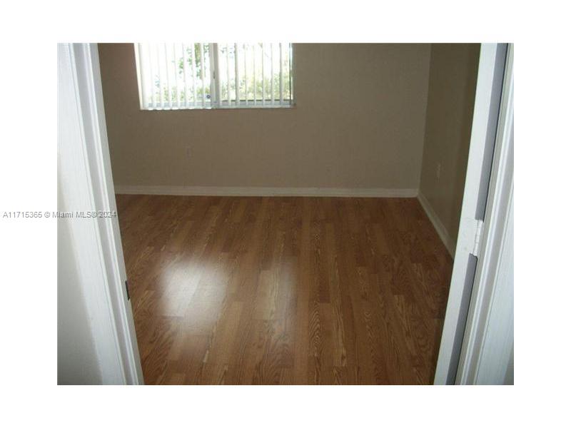 2911 13 Av 102 Property Photo 6
