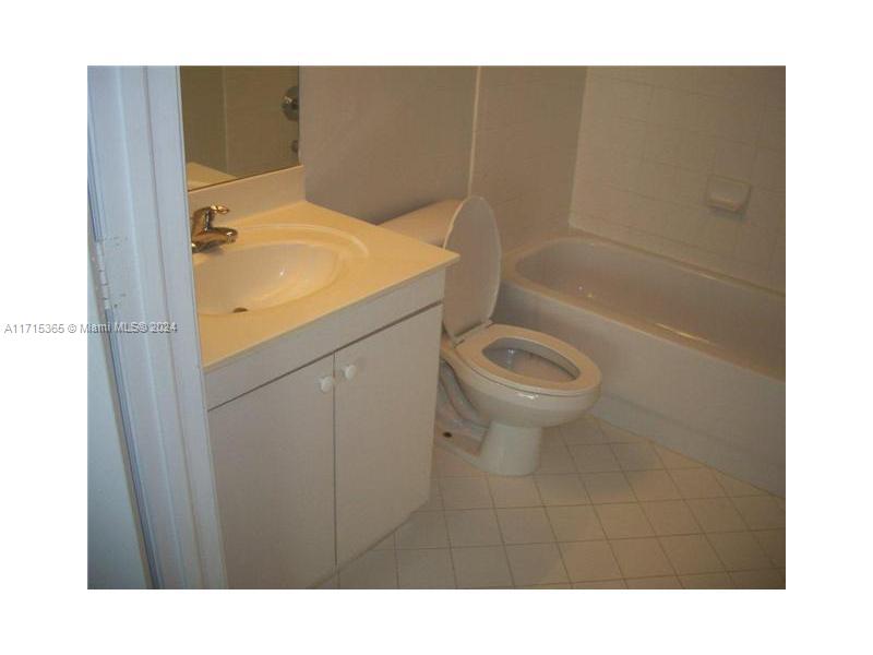 2911 13 Av 102 Property Photo 7