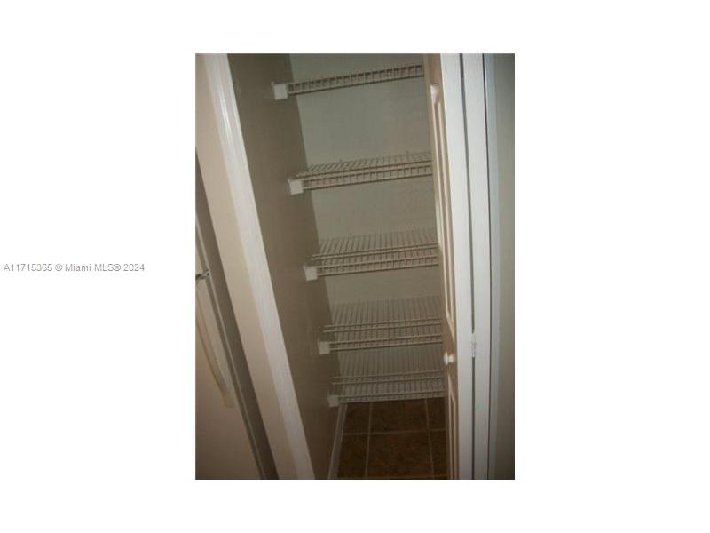 2911 13 Av 102 Property Photo 9