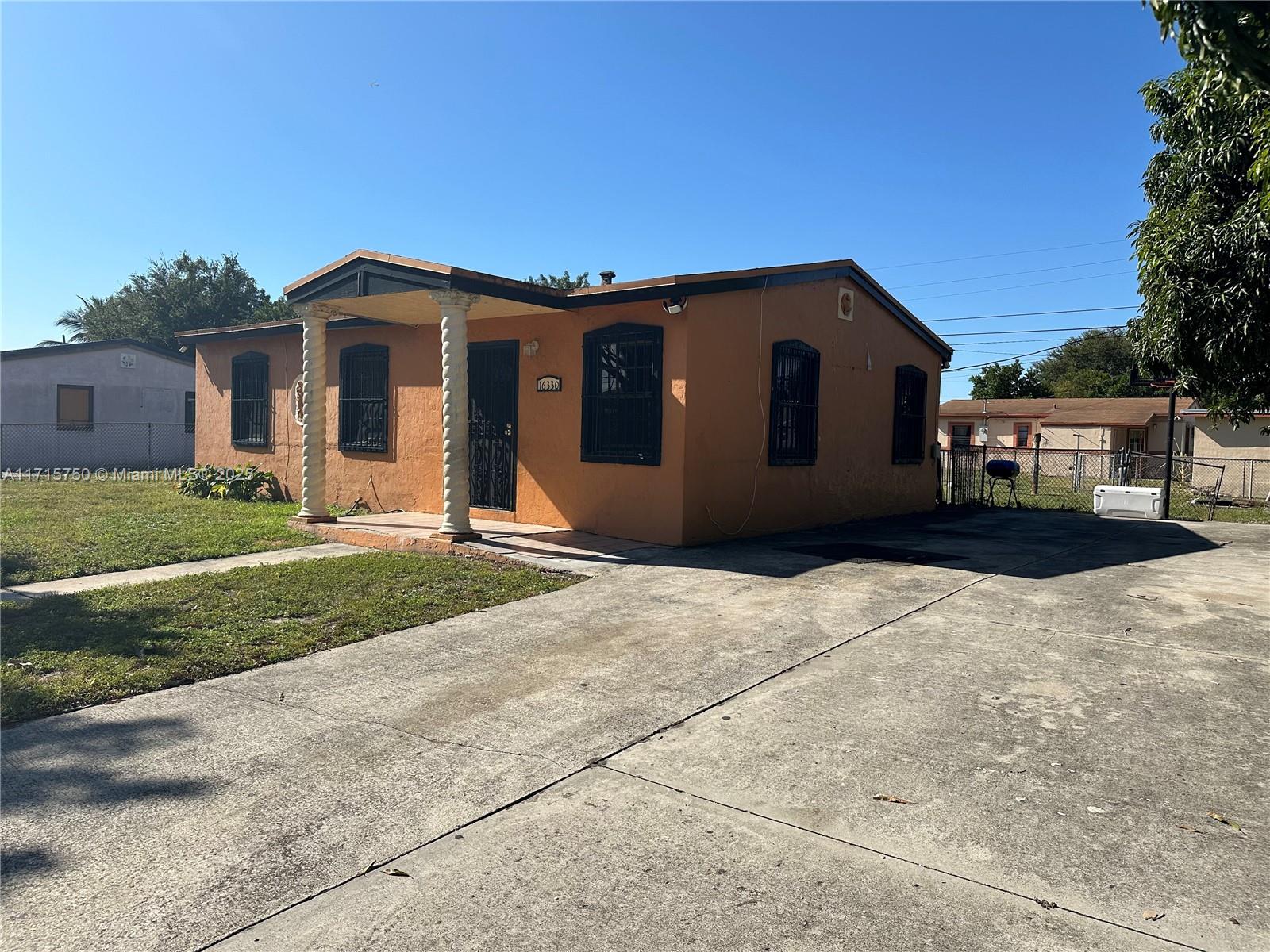 16330 Nw 17th Ct Property Photo 3