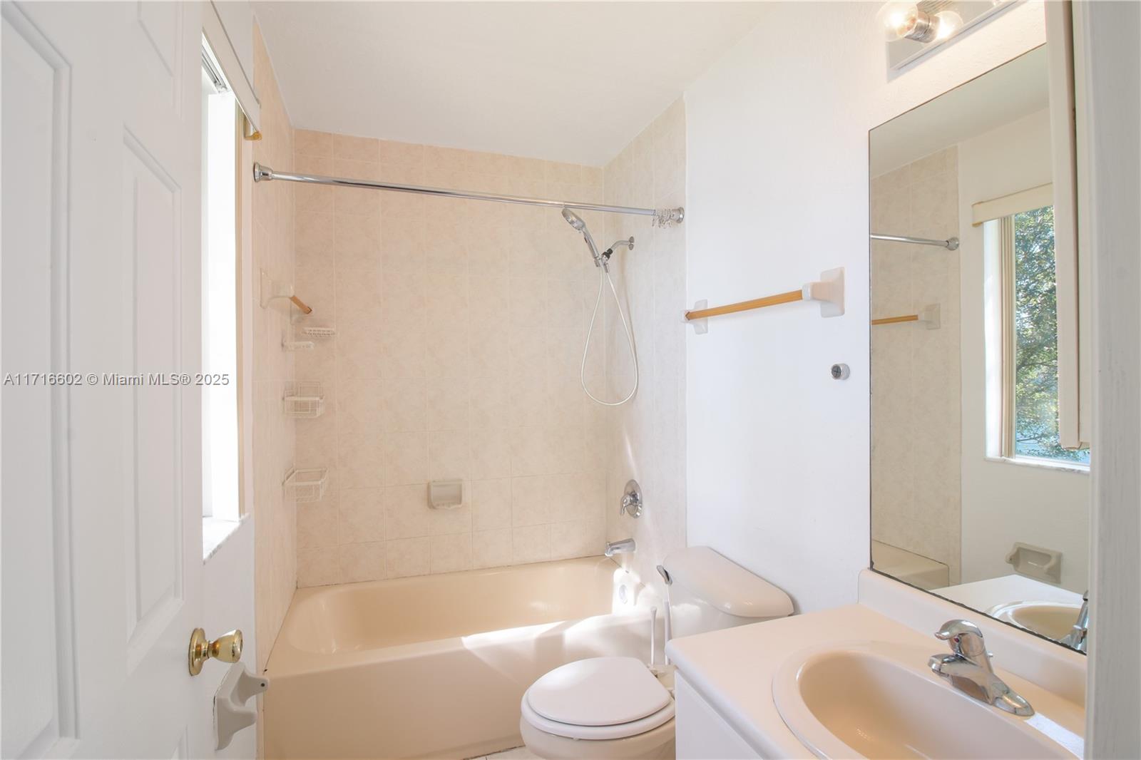 1438 Se 24th Ct 360 Property Photo 21