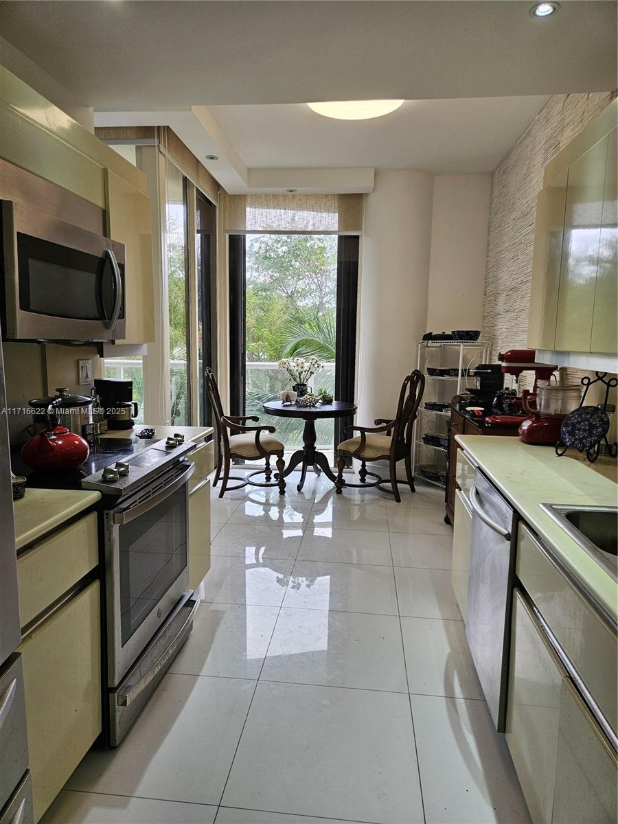 4000 Island Blvd W-ste3 Property Photo 4