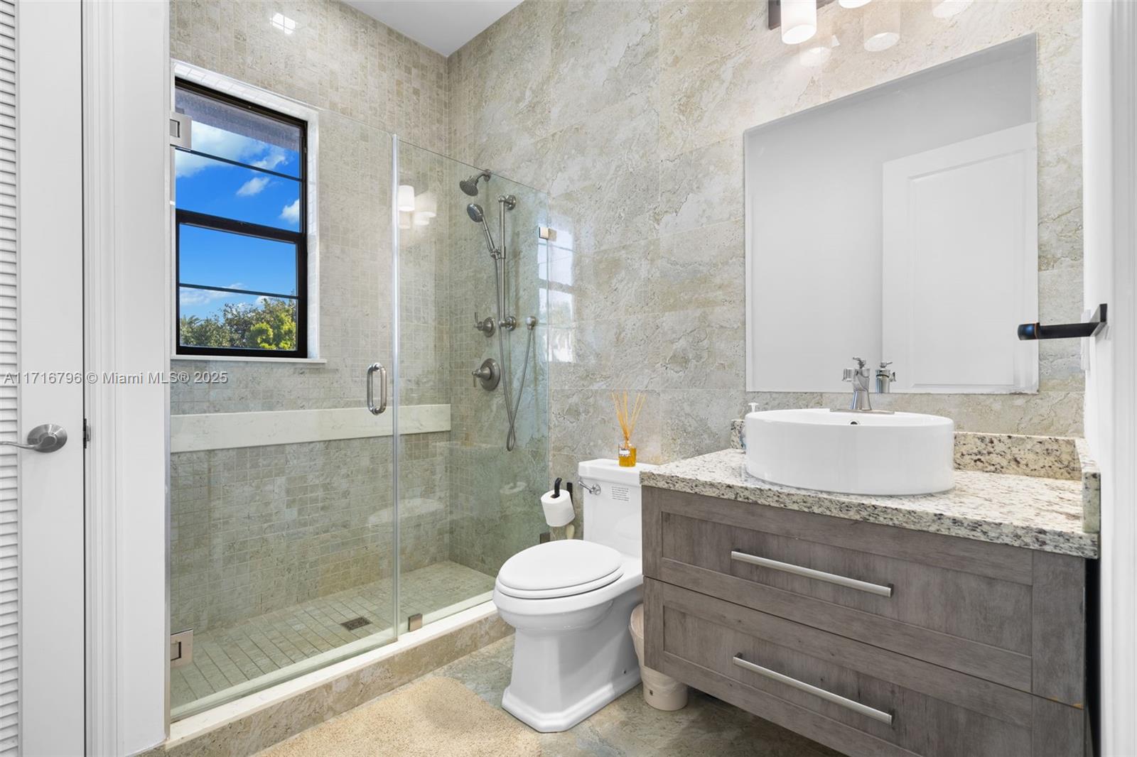 956 Hollywood Blvd Property Photo 9