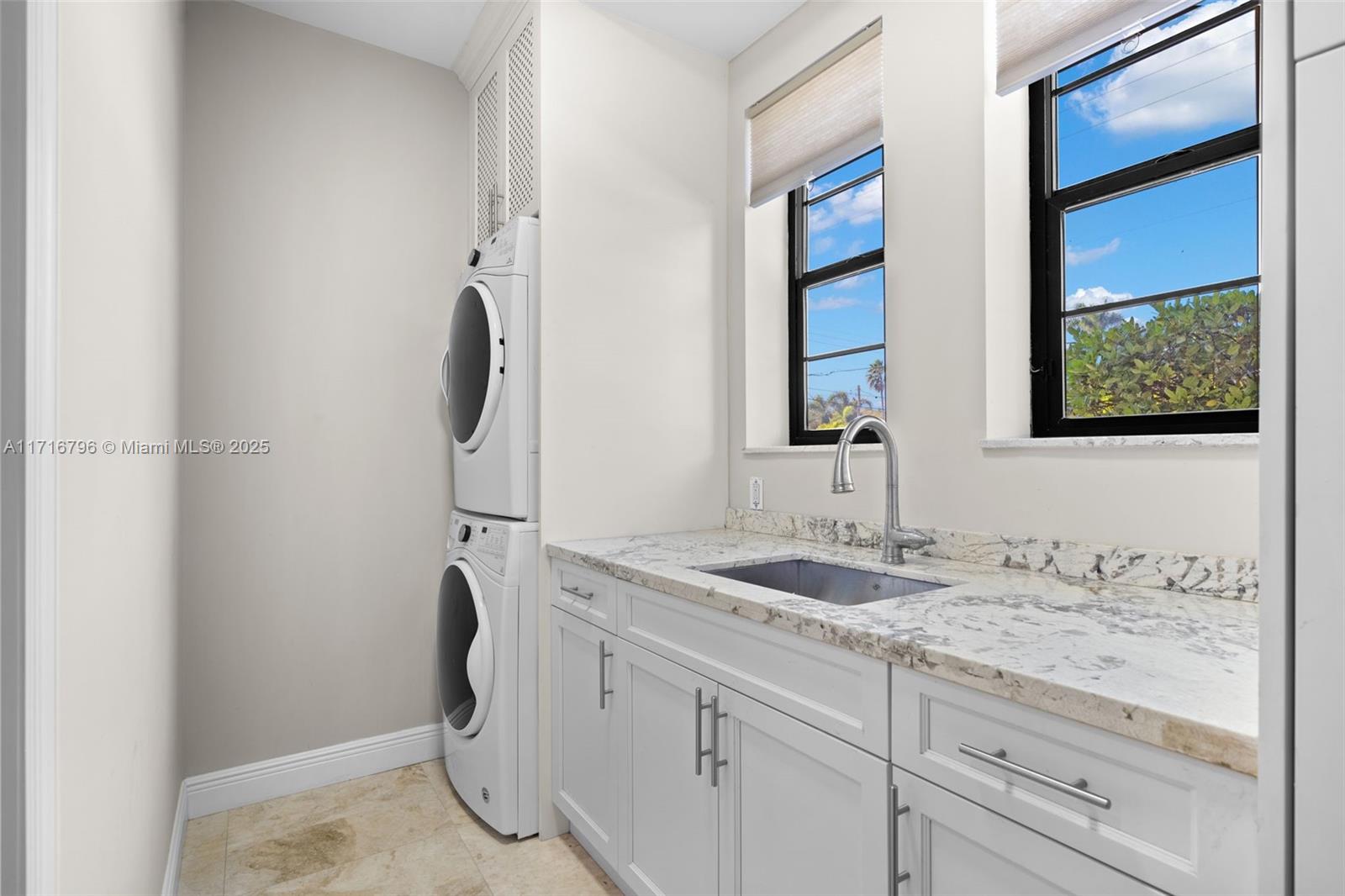956 Hollywood Blvd Property Photo 34