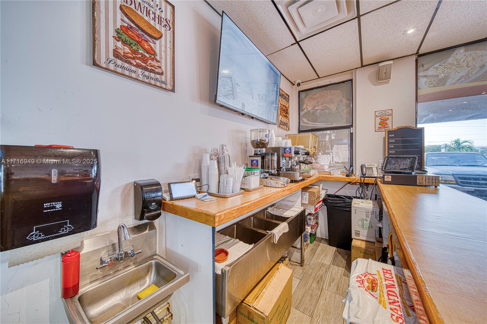 Latin Sandwich Buffett Restaurant In Hialeah Property Photo 12