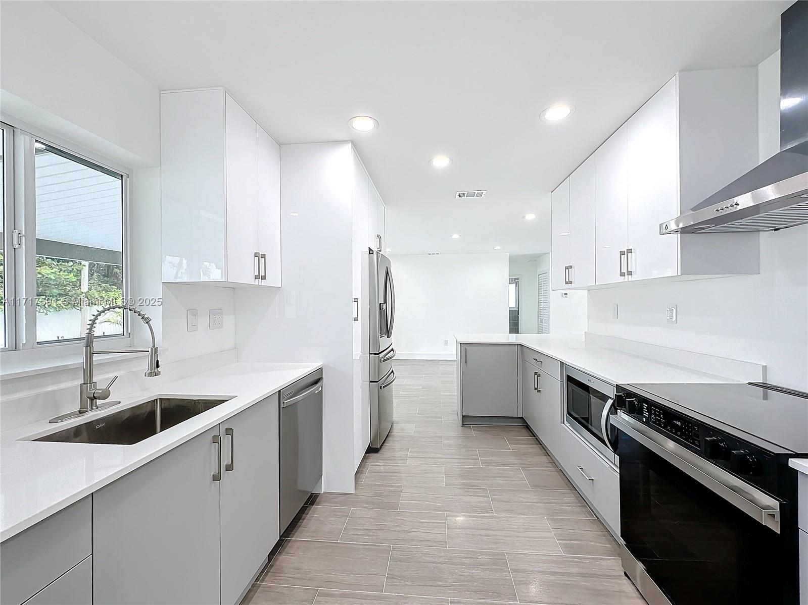 9371 Martinique Dr Property Photo 7