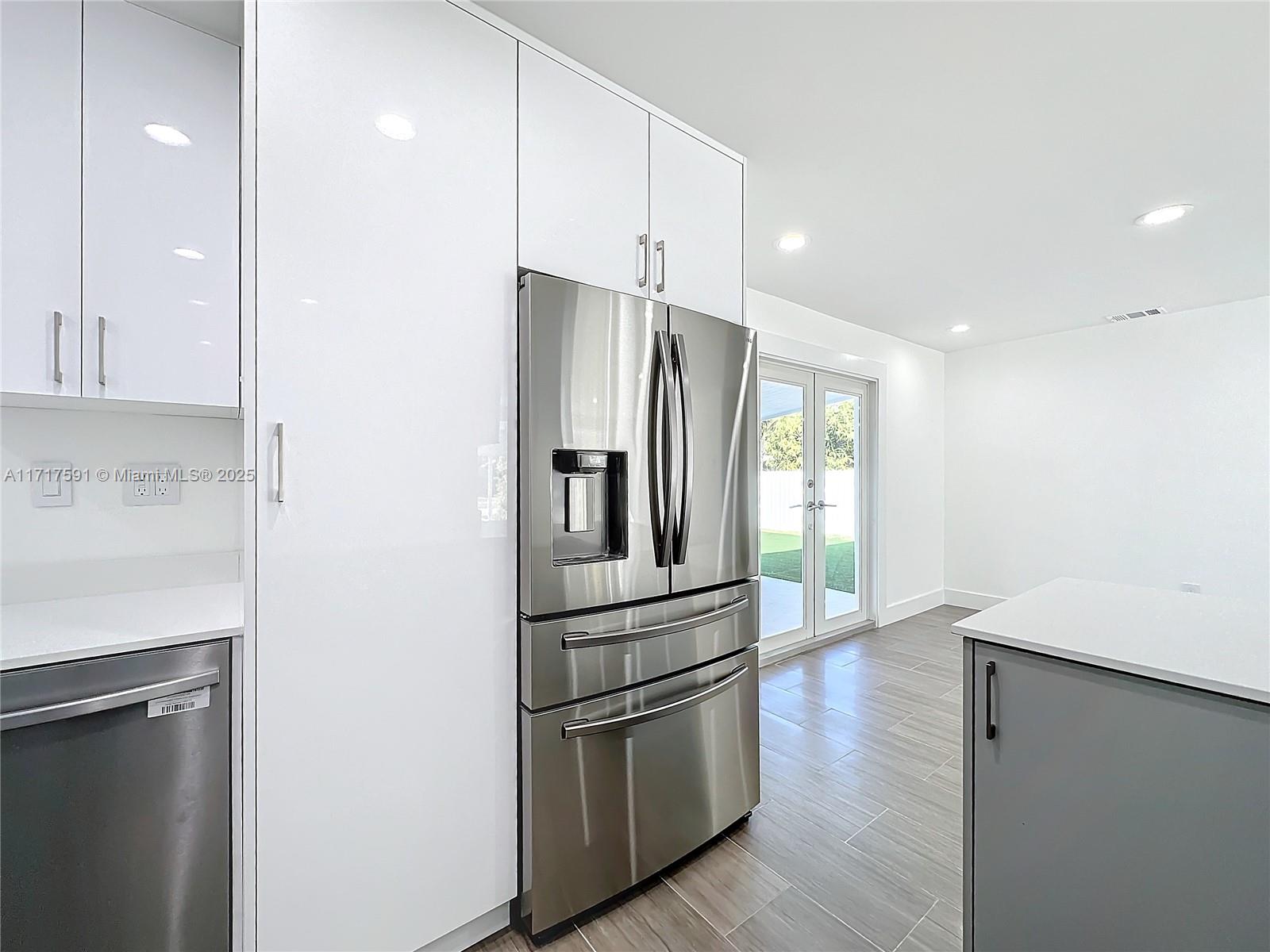 9371 Martinique Dr Property Photo 10