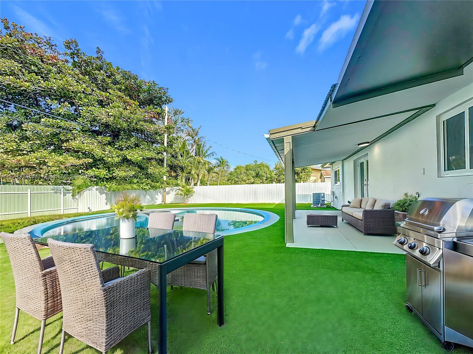 9371 Martinique Dr Property Photo 11