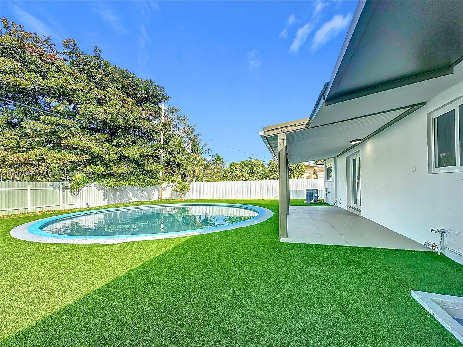 9371 Martinique Dr Property Photo 12