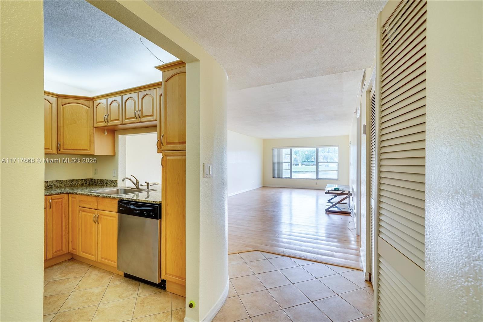 3905 N Nob Hill Rd 106 Property Photo 3
