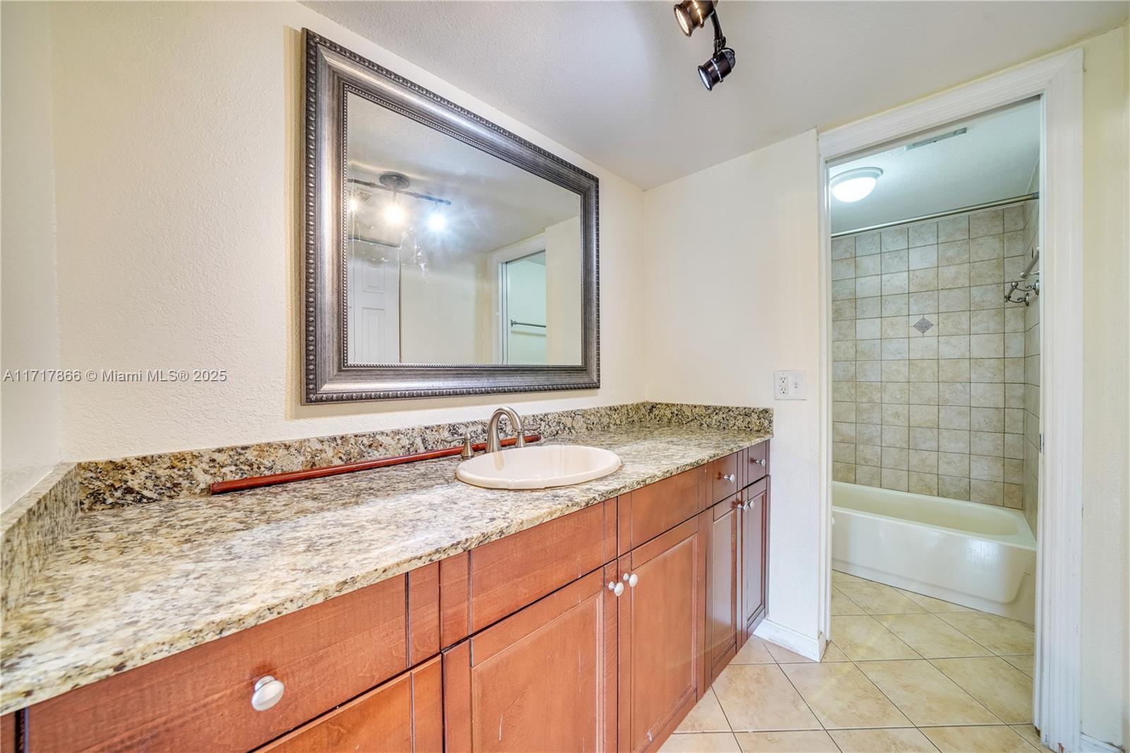 3905 N Nob Hill Rd 106 Property Photo 8