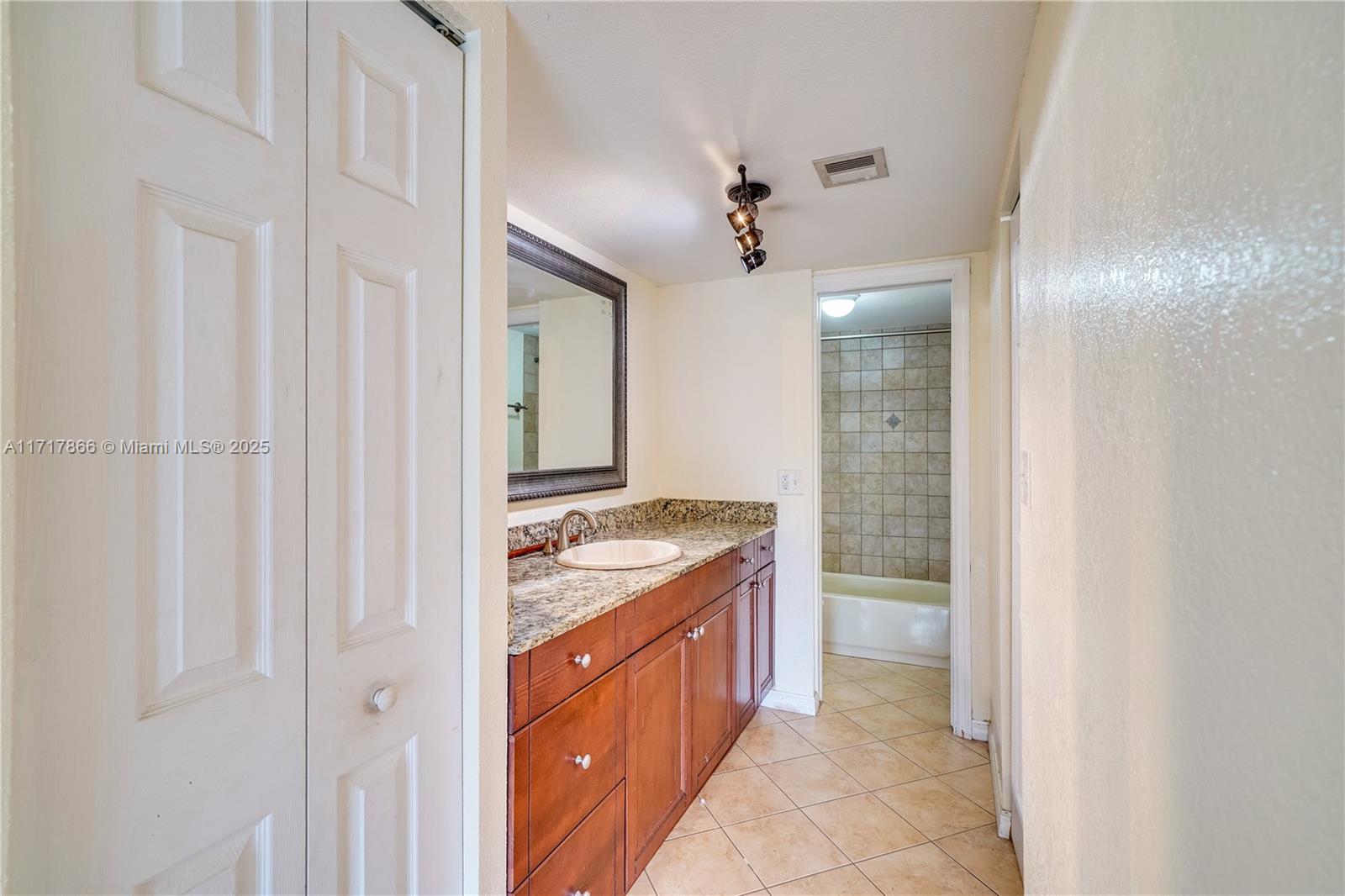 3905 N Nob Hill Rd 106 Property Photo 10