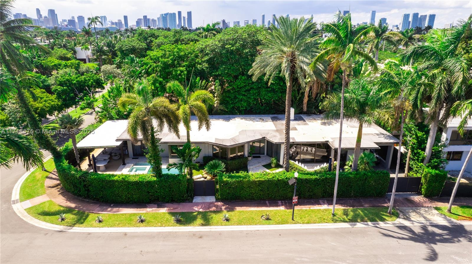 200 E Rivo Alto Dr Property Photo 2