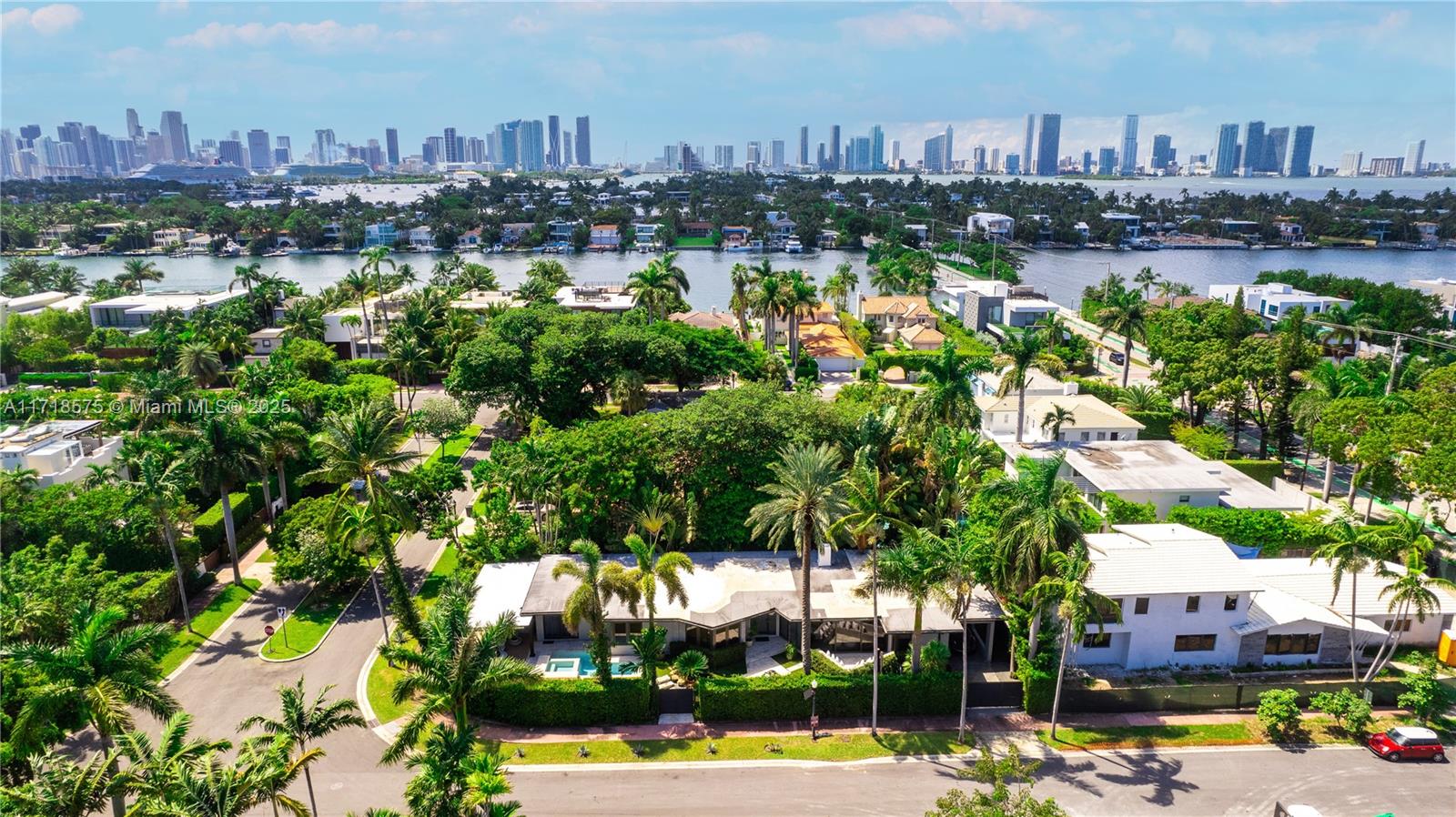 200 E Rivo Alto Dr Property Photo 3