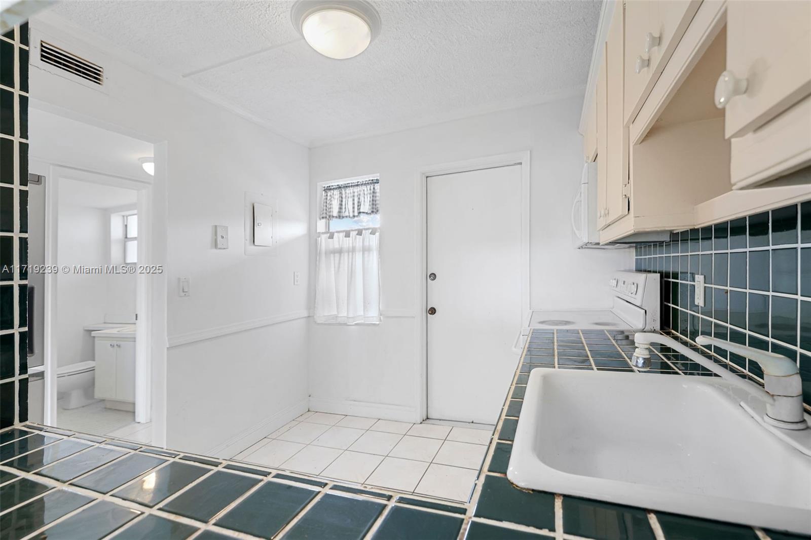 4650 Washington St 504 Property Photo 5