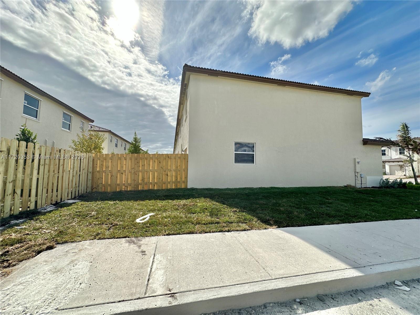 2867 Se 25th Ter . Property Photo 4