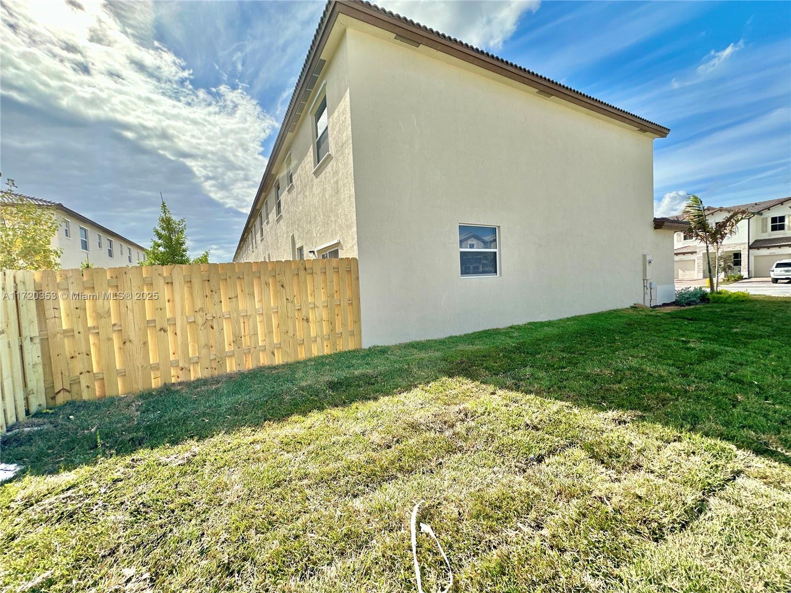2867 Se 25th Ter . Property Photo 5