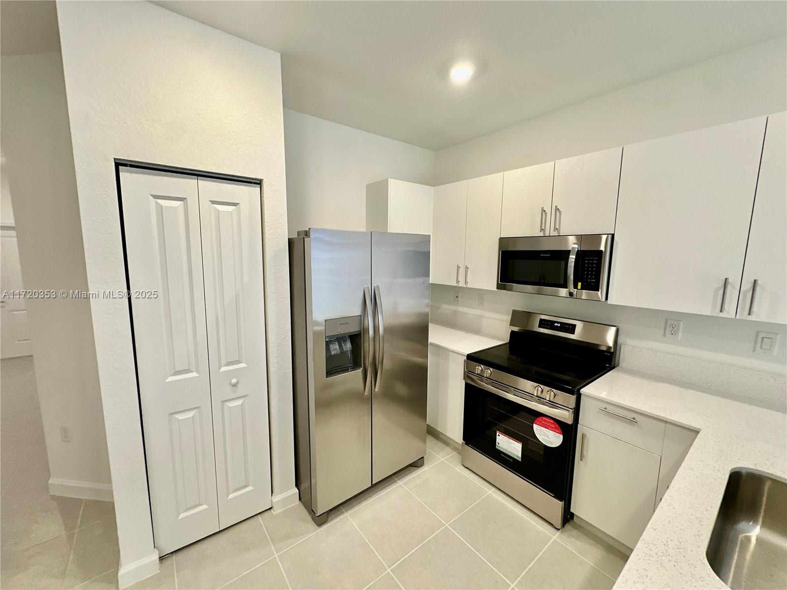 2867 Se 25th Ter . Property Photo 8