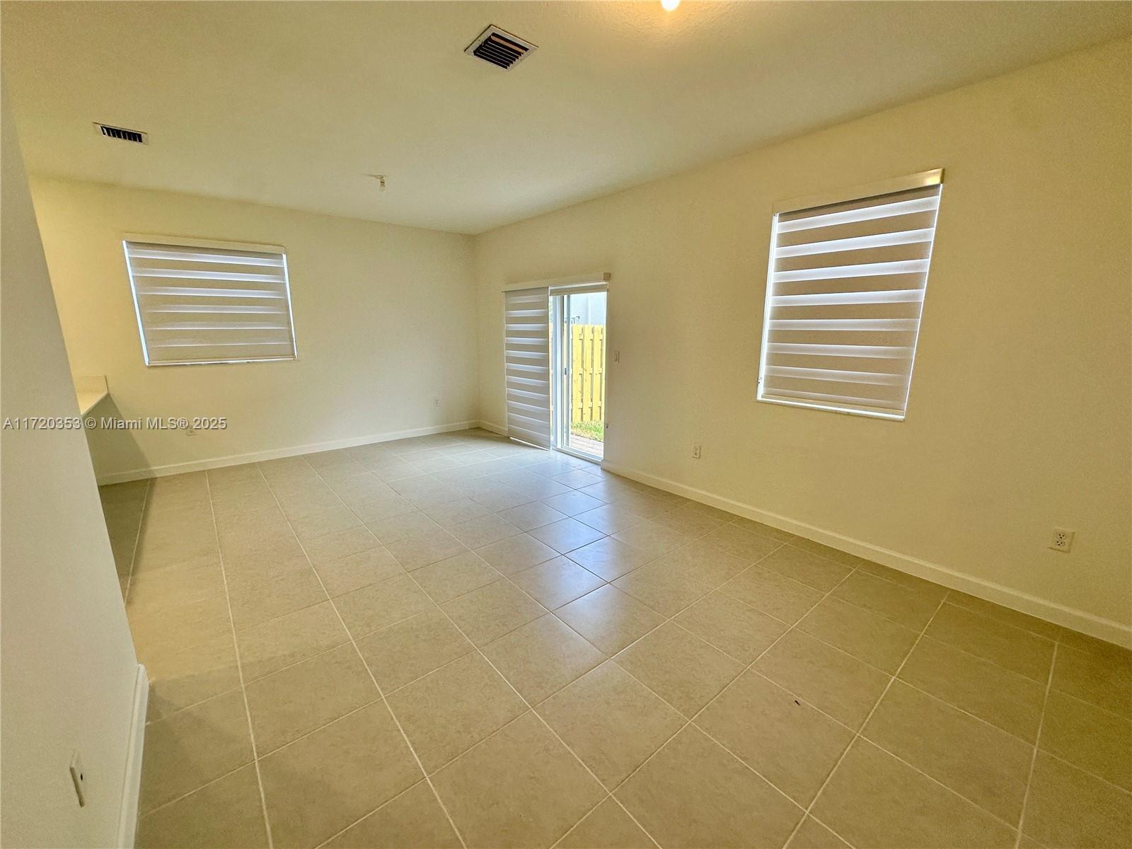 2867 Se 25th Ter . Property Photo 25