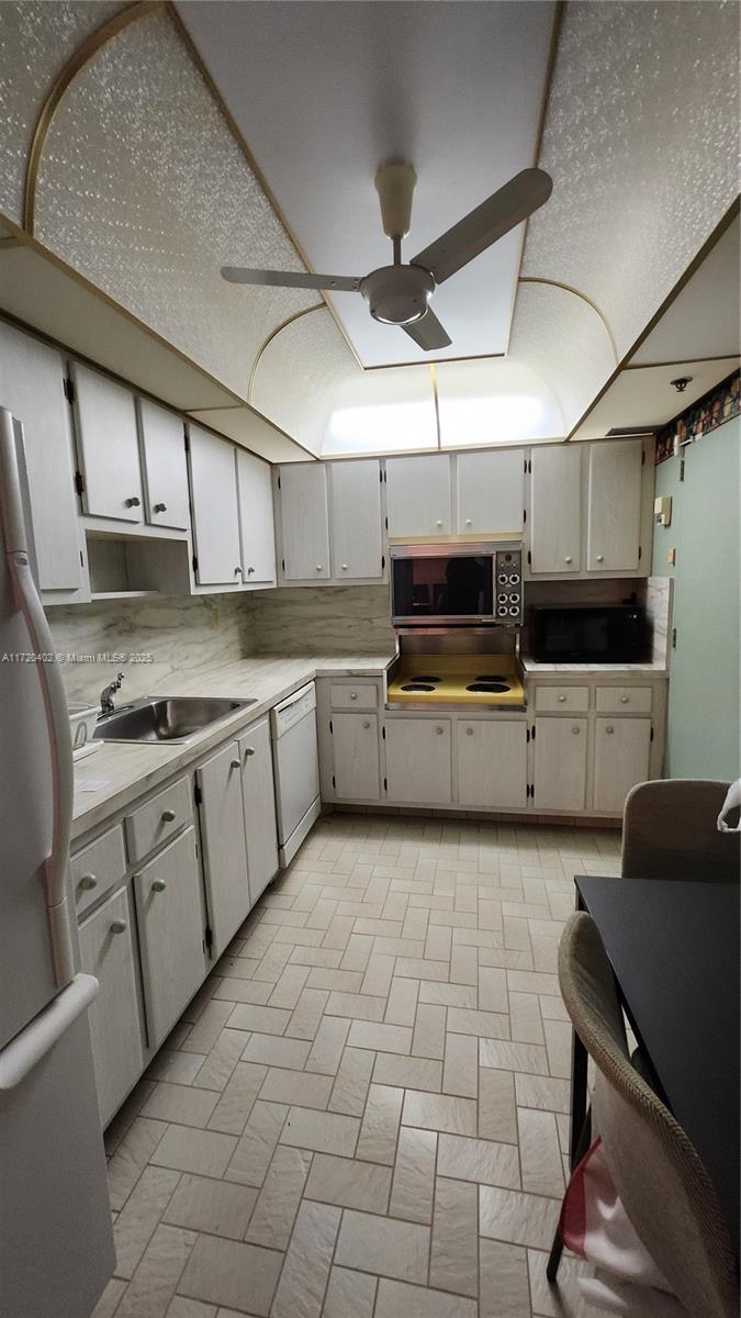 9511 Collins Ave 606 Property Photo 2