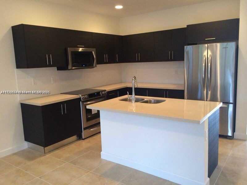 10281 Nw 70th Ln 10281 Property Photo 2