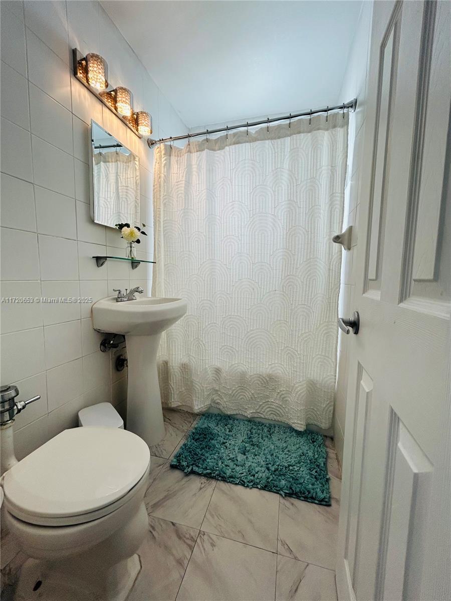 3710 Collins Ave N-200 Property Photo 9