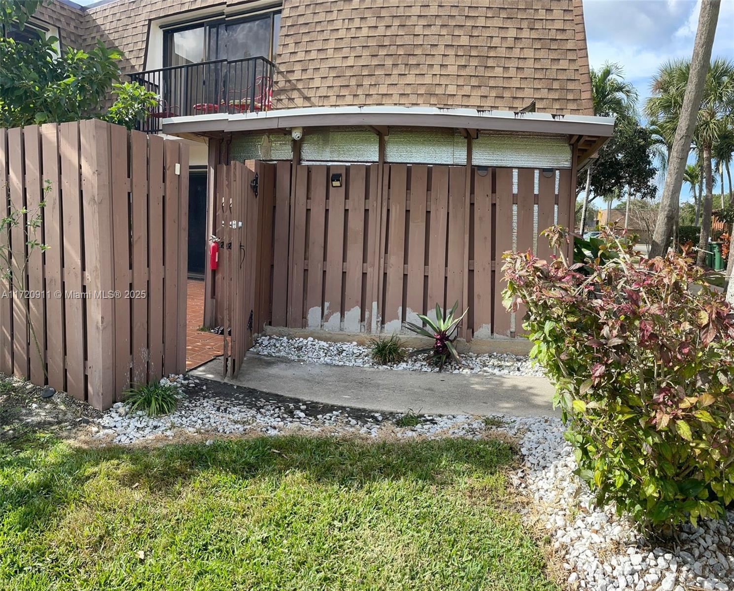 6130 Nw 54th Ln 6130 Property Photo 3