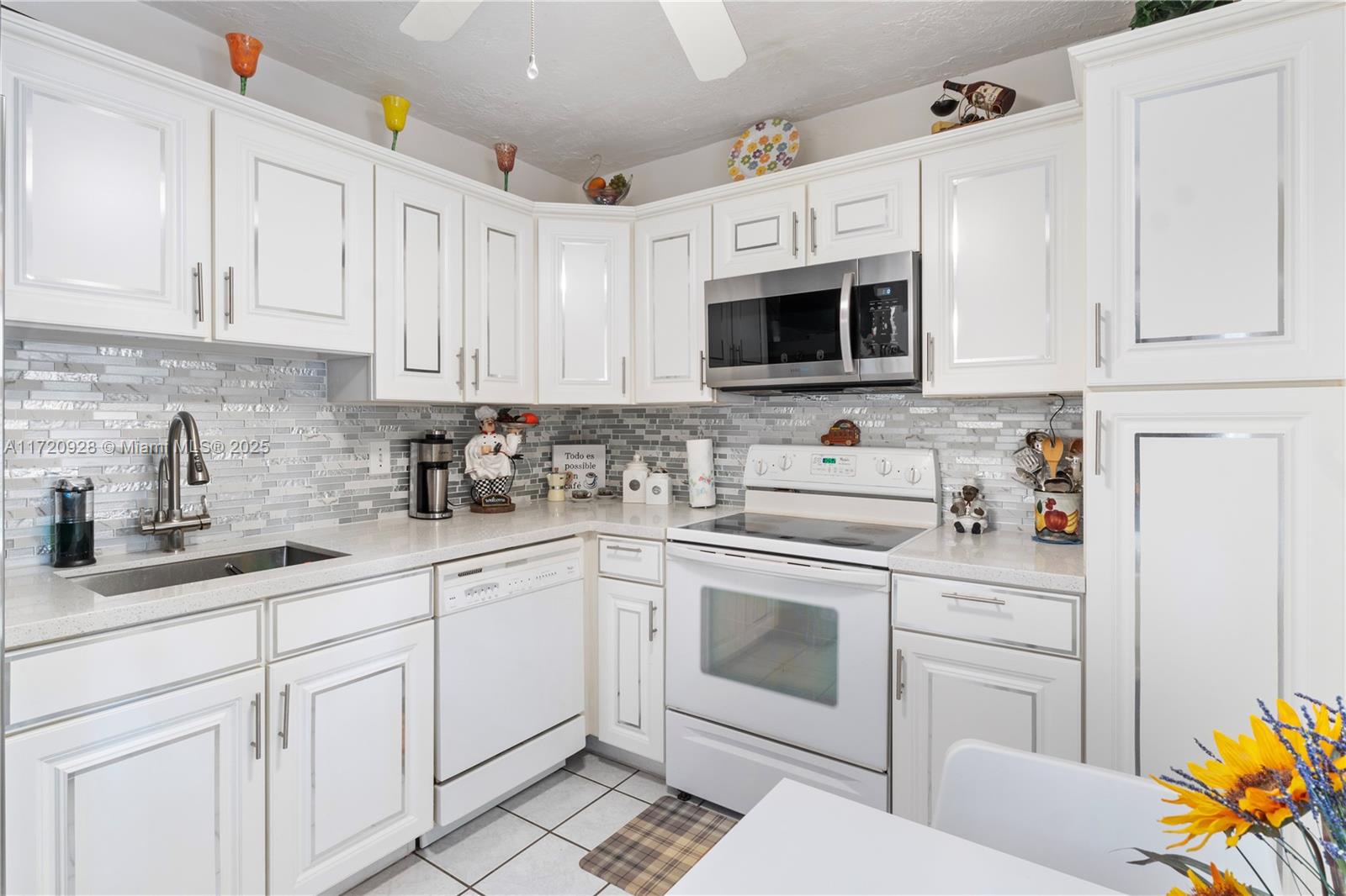 2871 Somerset Dr 102 Property Photo 4