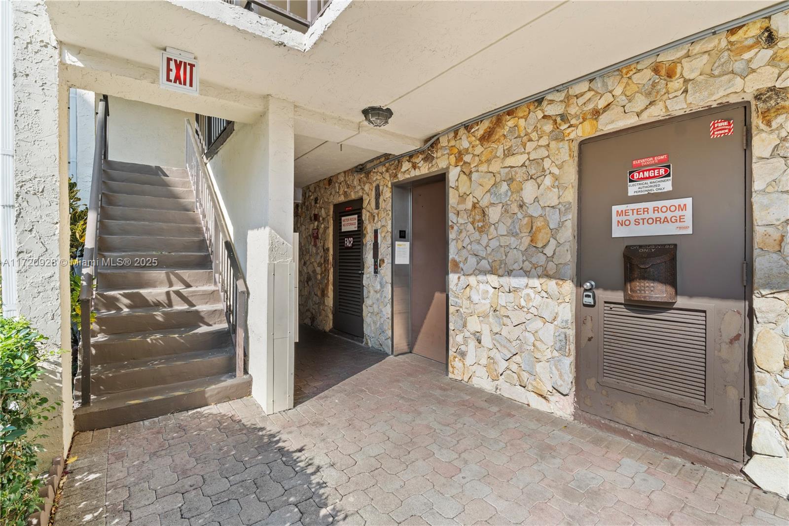 2871 Somerset Dr 102 Property Photo 41