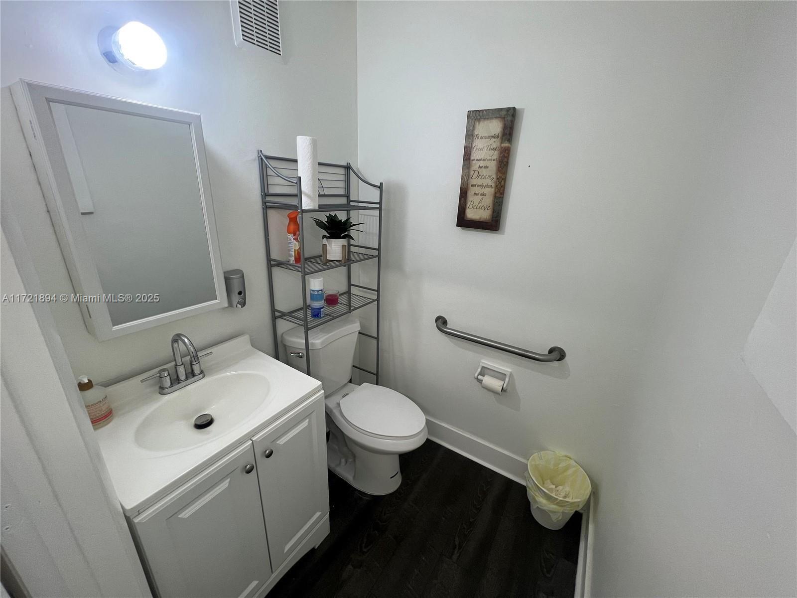 1710 W 68th St B Property Photo 9