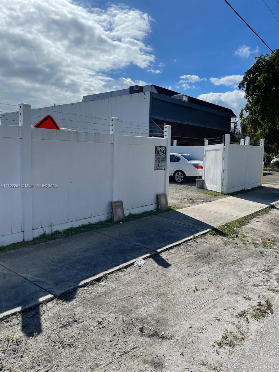 2114 Pierce St Property Photo 4
