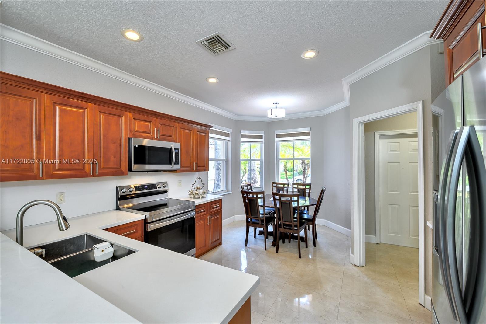 1632 Ne Winterberry Ln Property Photo 8
