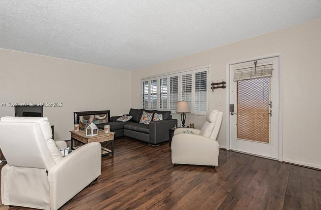 4047 Rexford C C Property Photo 6