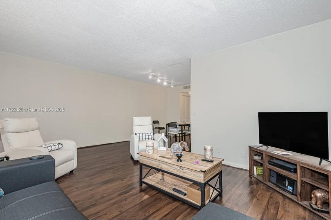4047 Rexford C C Property Photo 7
