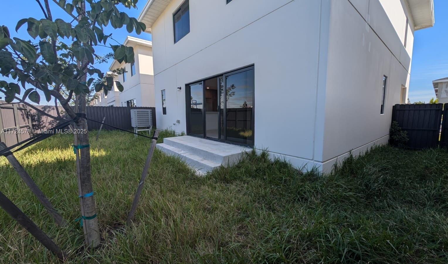 147 Nw 13th Pl Property Photo 2