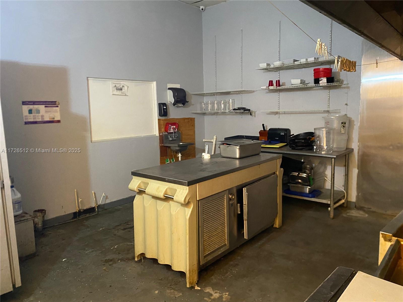 2475 S Park Ave Property Photo 17