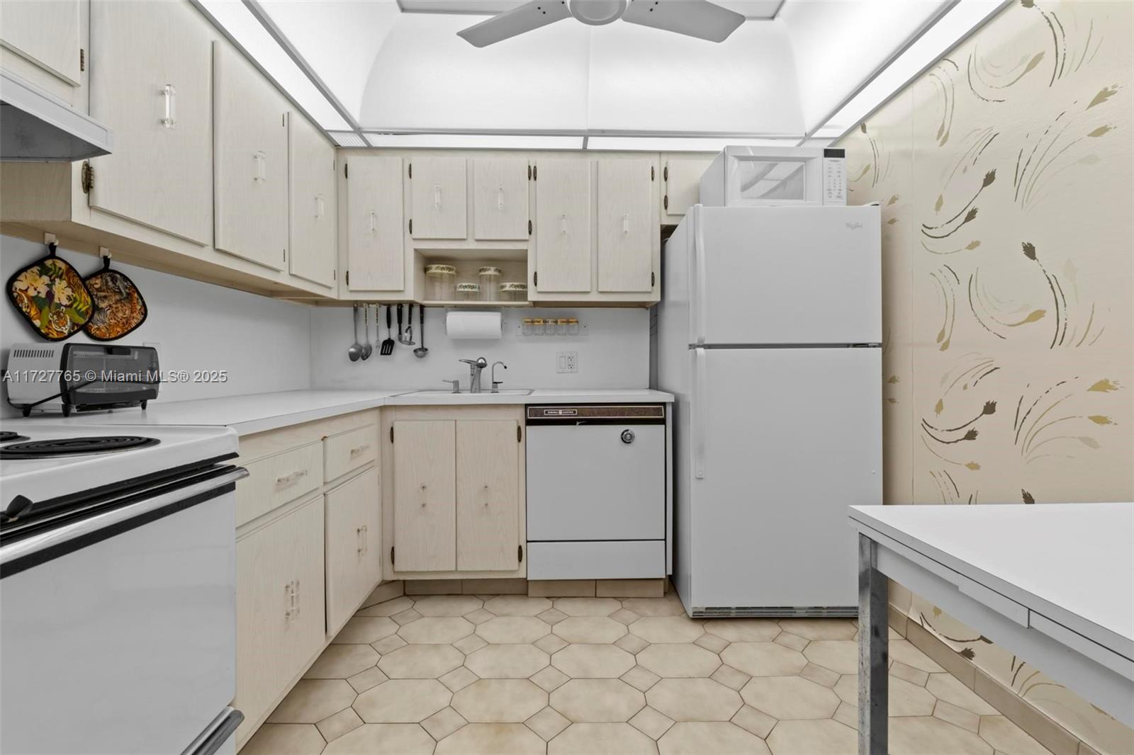 20301 W Country Club Dr Ph25 Property Photo 12
