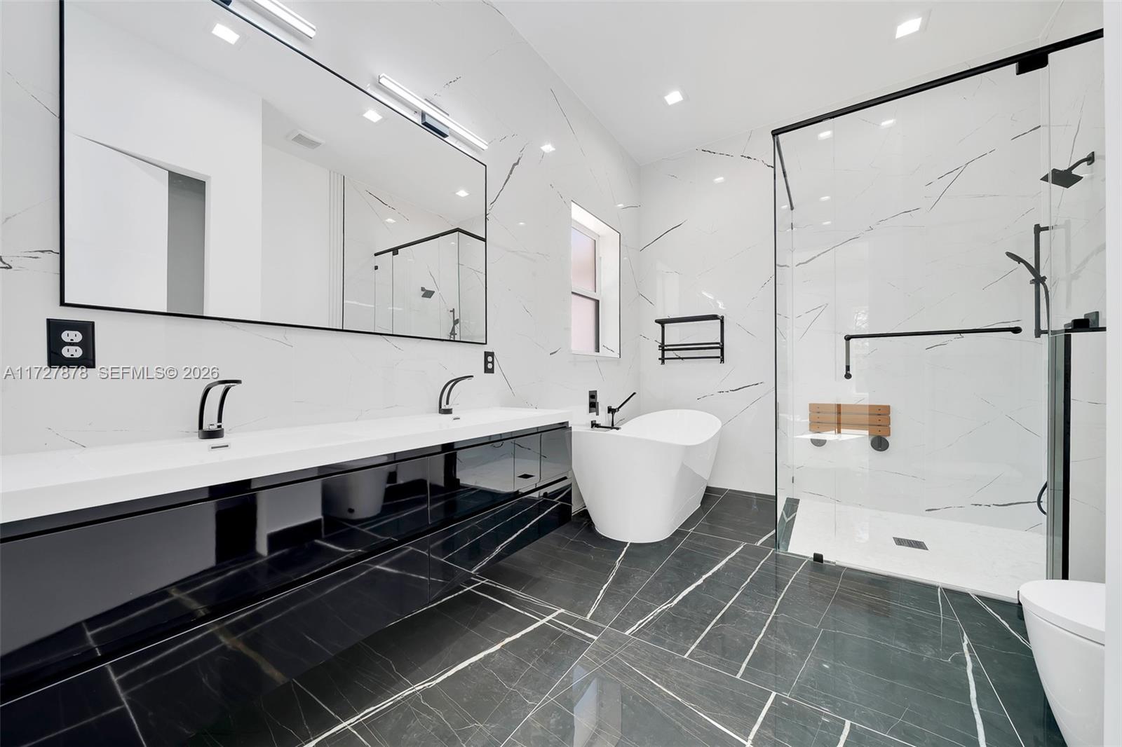 A11727878 Property Photo 24