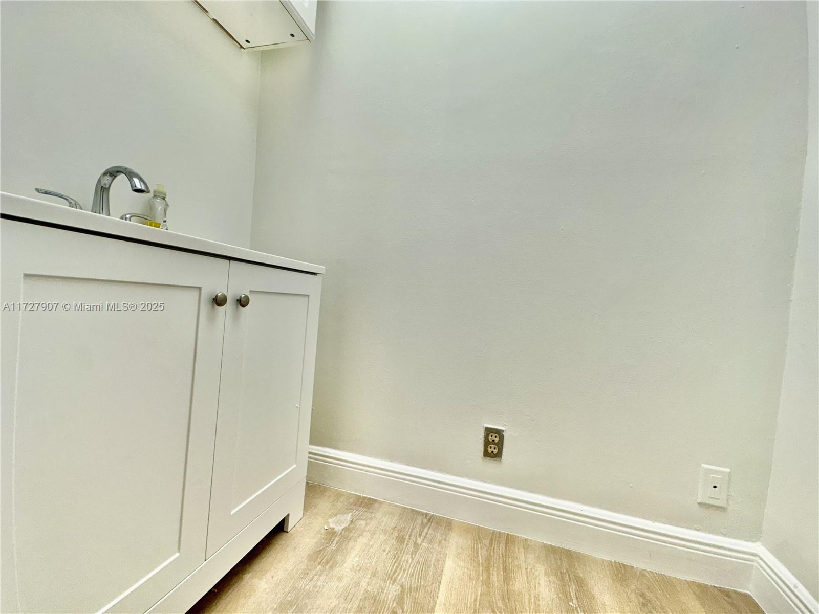 825 Brickell Bay Dr 1751 Property Photo 9