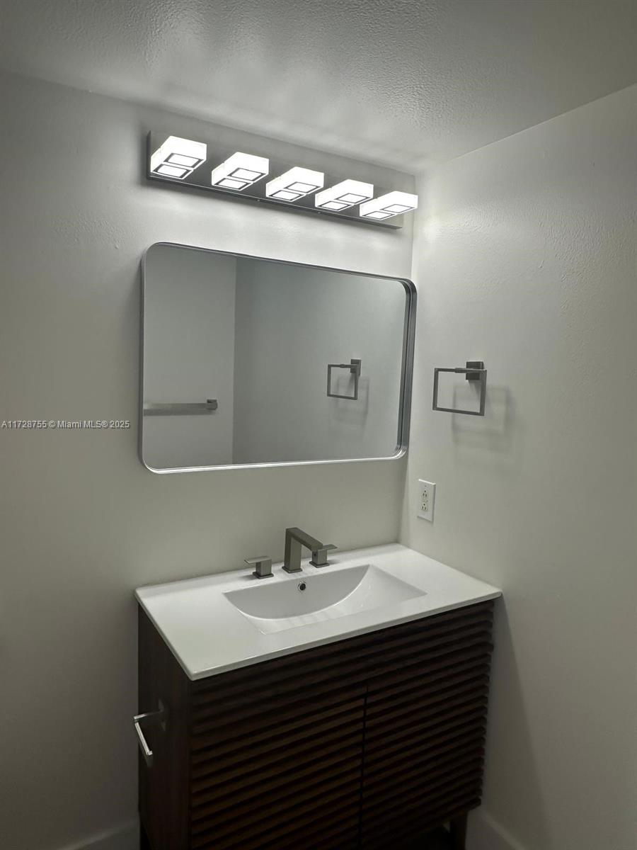 7601 E Treasure Dr 1823 Property Photo 18