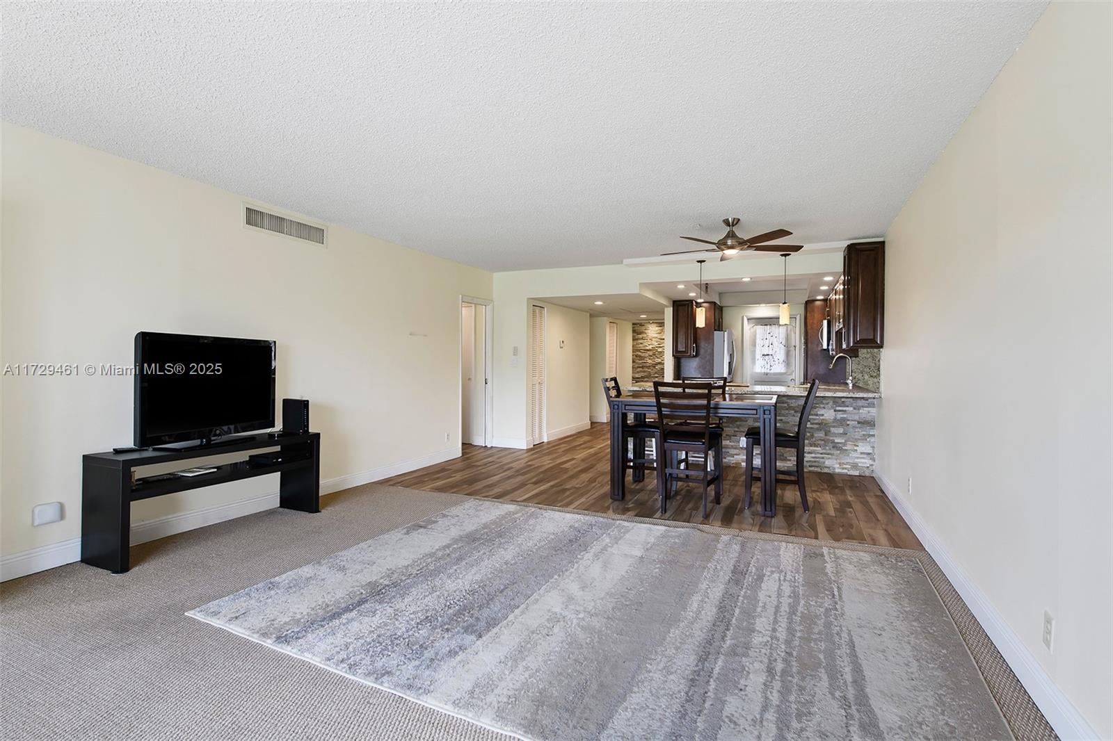 3050 N Palm Aire Dr 501 Property Photo 4